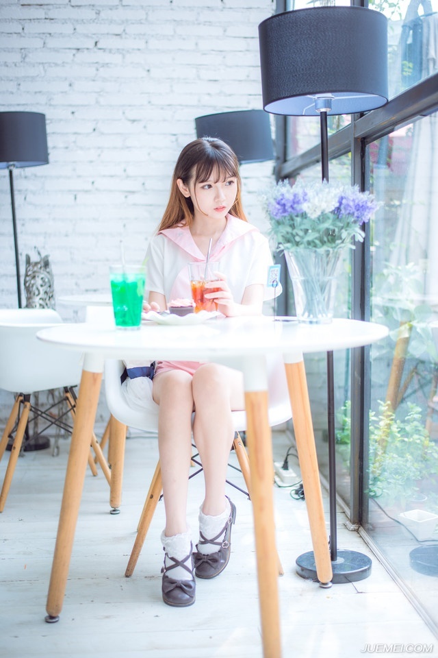 “没办法，若此时船队出行，难保江东水军不会伺机而动，如今我军的粮草，可经不起折腾。”诸葛亮闻言，也不禁苦笑一声，周瑜一死，那柴桑大营的江东水军最近可没少找麻烦，虽然大仗没有，但江夏、江陵的舟船，莫说官方的战舰，便是普通百姓的船只只要稍微靠近都可能遭到攻击或者掳掠。